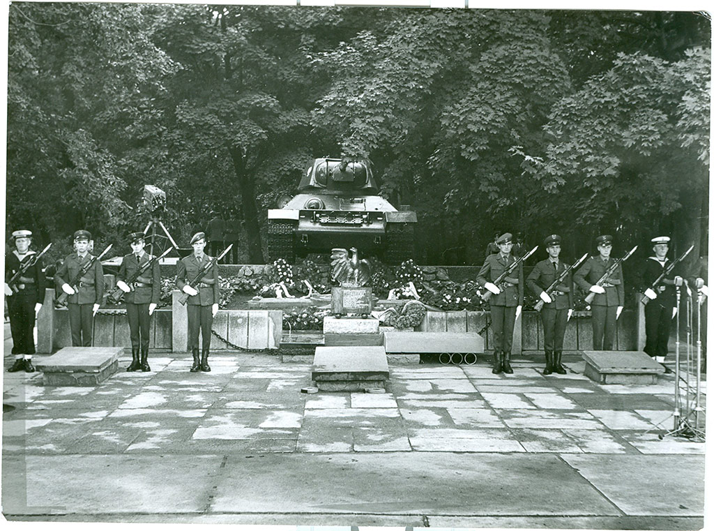 File:Gas Mask Display at Souvenir Stand - Westerplatte - Gdansk