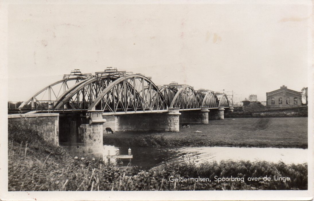 Railway bridge between Geldermalsen and Tricht